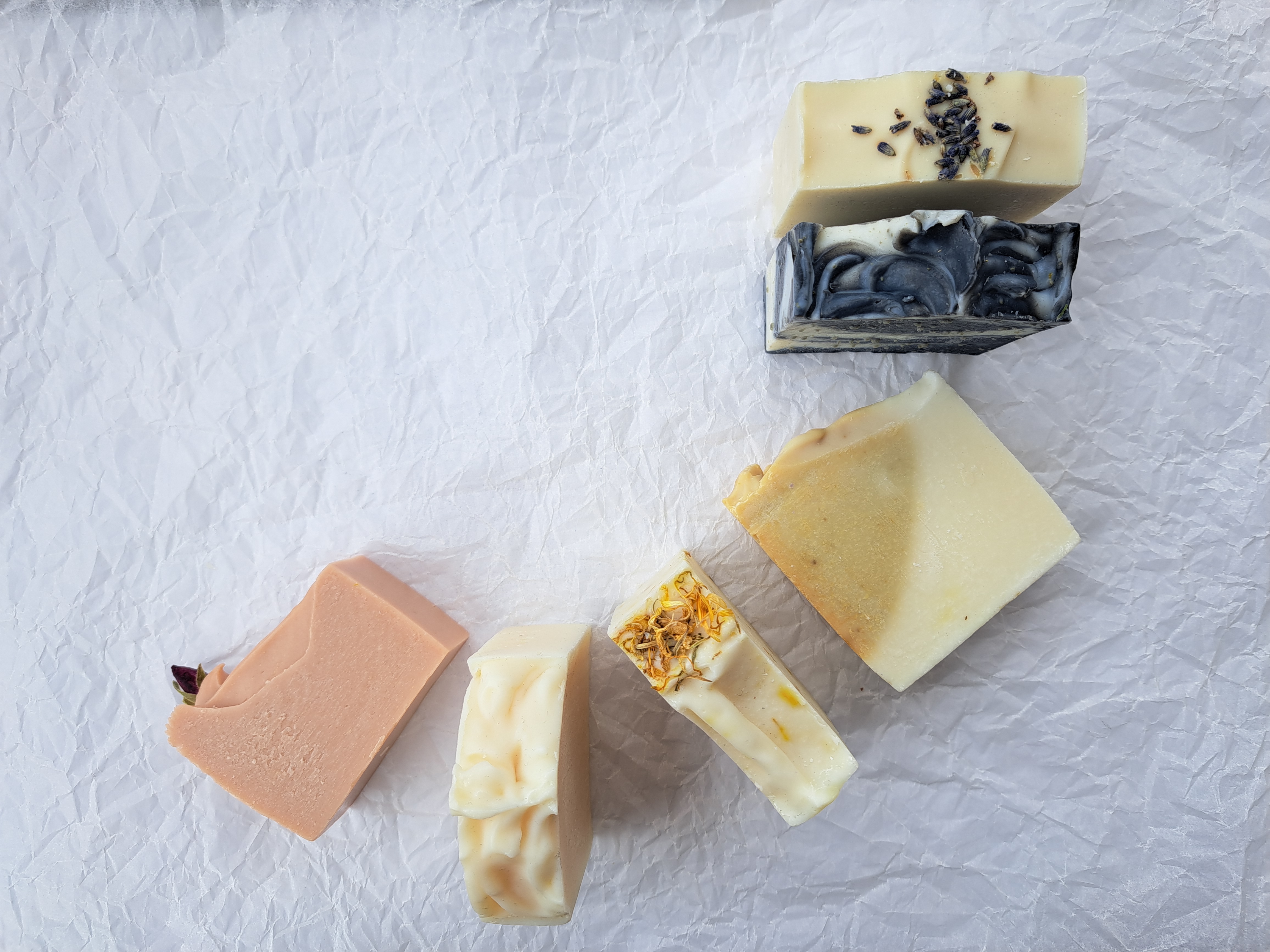 Artesanas sortiment av naturlig tvålar - biologiskt nedbrytbara hårdtvålar gjorda med ekologiska ingredienser för hållbar hudvård.